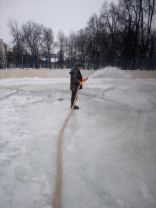Начата заливка хоккейной коробки ДДТ.