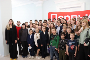 Никита Нагорный вручил паспорта юным гражданам России во Дворце Первых